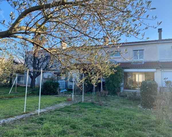 Maison de ville avec garage et jardin attenant