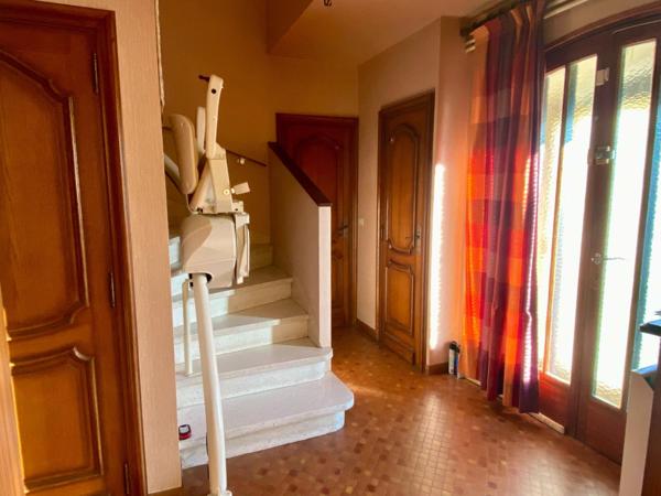 Maison de ville avec garage et jardin attenant