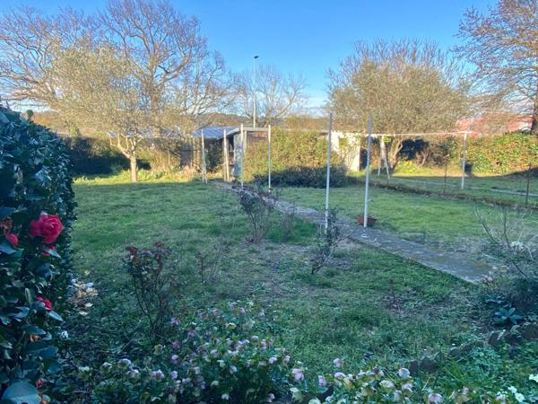 Maison de ville avec garage et jardin attenant