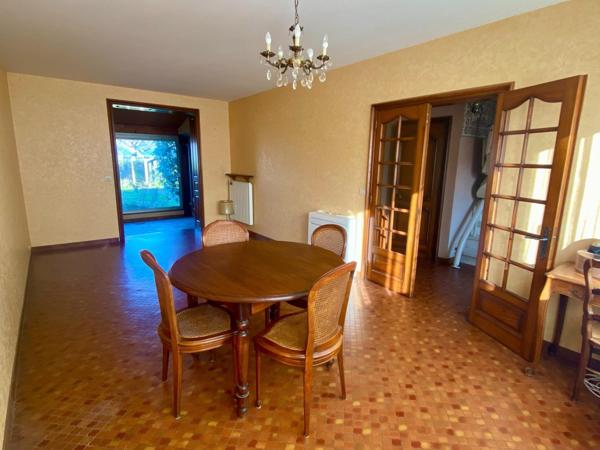 Maison de ville avec garage et jardin attenant