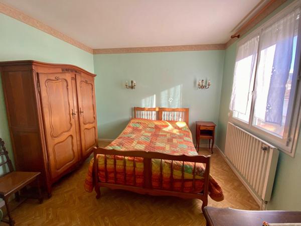 Maison de ville avec garage et jardin attenant