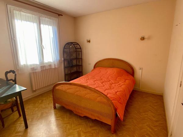 Maison de ville avec garage et jardin attenant