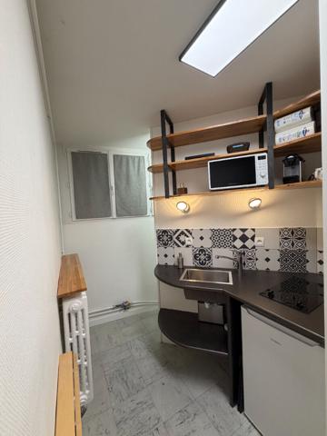 Chambre de bonne en entre-sol - quartier cathédrale - à Blois 1 pièce(s) 9 m2
