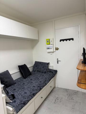 Chambre de bonne en entre-sol - quartier cathédrale - à Blois 1 pièce(s) 9 m2