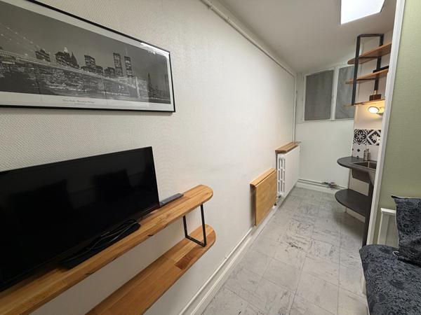Chambre de bonne en entre-sol - quartier cathédrale - à Blois 1 pièce(s) 9 m2