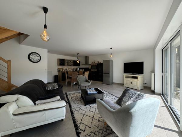 A vendre, au centre ville de Périgueux (24000), état irréprochable pour cette très belle maison de ville type 5 avec grand jardin