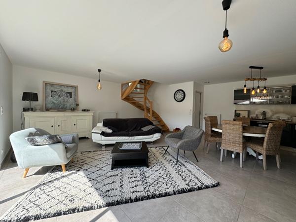 A vendre, au centre ville de Périgueux (24000), état irréprochable pour cette très belle maison de ville type 5 avec grand jardin