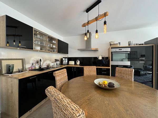 A vendre, au centre ville de Périgueux (24000), état irréprochable pour cette très belle maison de ville type 5 avec grand jardin