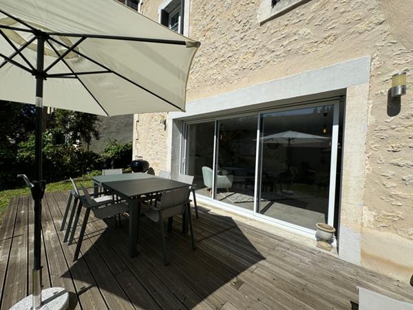 A vendre, au centre ville de Périgueux (24000), état irréprochable pour cette très belle maison de ville type 5 avec grand jardin