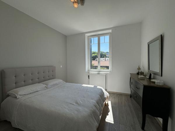 A vendre, au centre ville de Périgueux (24000), état irréprochable pour cette très belle maison de ville type 5 avec grand jardin