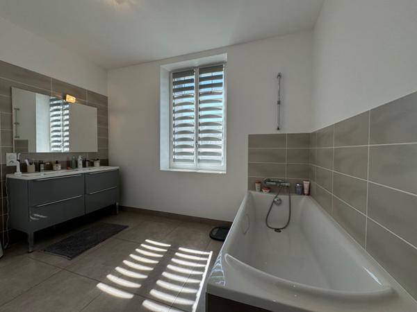 A vendre, au centre ville de Périgueux (24000), état irréprochable pour cette très belle maison de ville type 5 avec grand jardin