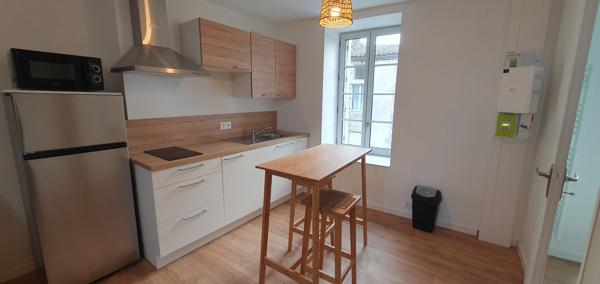Studio meublé dans immeuble en centre ville de Bressuire dans rue calme