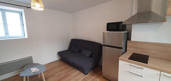 Studio meublé dans immeuble en centre ville de Bressuire dans rue calme