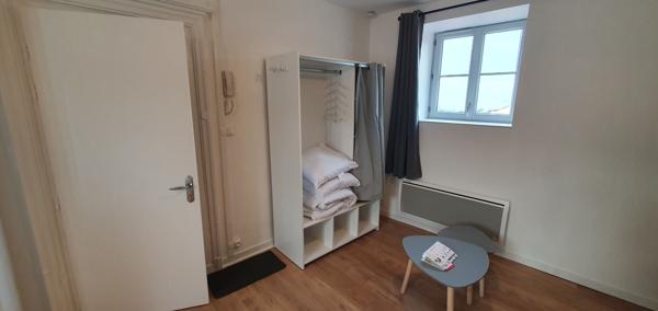 Studio meublé dans immeuble en centre ville de Bressuire dans rue calme