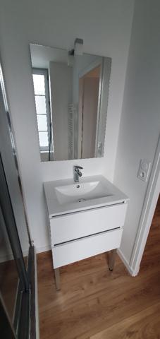 Studio meublé dans immeuble en centre ville de Bressuire dans rue calme