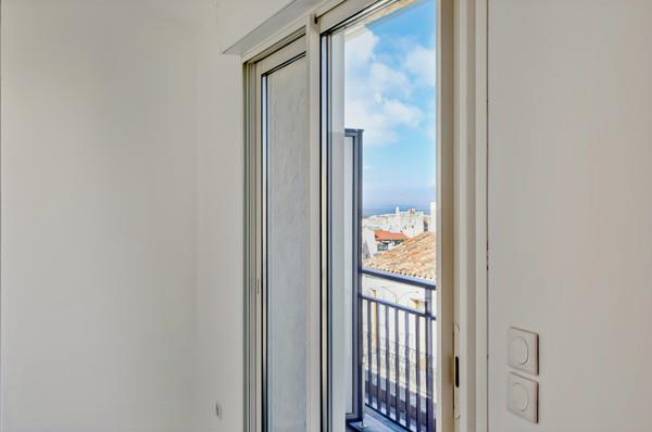 Marseille (13006) 2 PIECES DERNIER ETAGE TERRASSE VUE MER MARSEILLE COURS JULIEN 13006