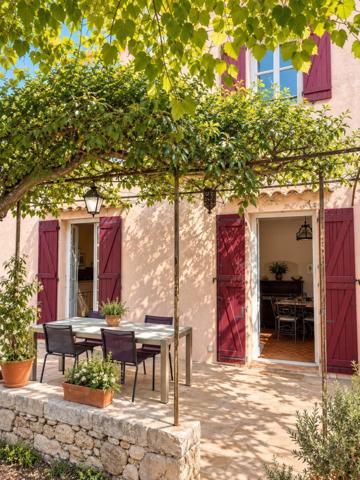 Mas provençal niché dans un environnement calme et verdoyant