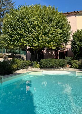 Mas provençal niché dans un environnement calme et verdoyant