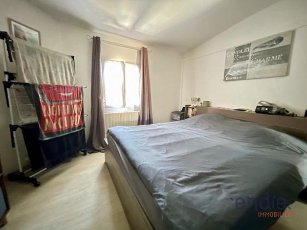 LORGUES VILLA 2 APPARTEMENTS GARAGE CAVE
