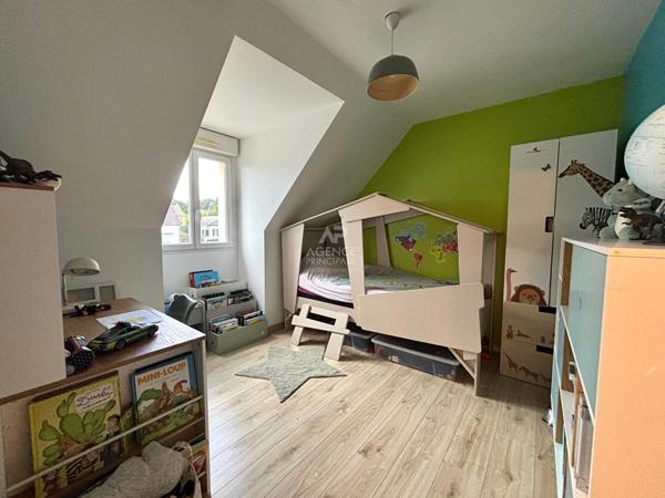 Maison spacieuse de 5 pièces à vendre à Osny - Confort et praticité 420 000 € **  - Référence  11223