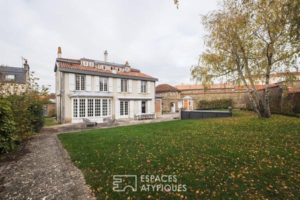 Maison de prestige historique en centre-ville avec jardin, piscine et garage