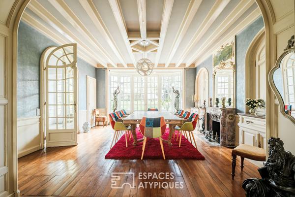 Maison de prestige historique en centre-ville avec jardin, piscine et garage