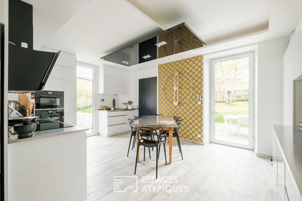 Maison de prestige historique en centre-ville avec jardin, piscine et garage