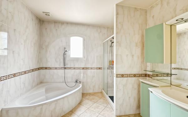 Maison à vendre    9 pièces •  La Crau