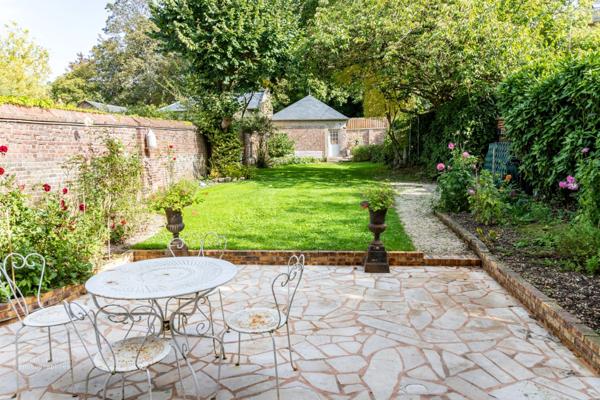 Maison bourgeoise avec jardin et garage - LISIEUX centre