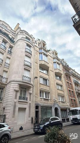 Location appartement 2 pièces 47 m² Paris 8