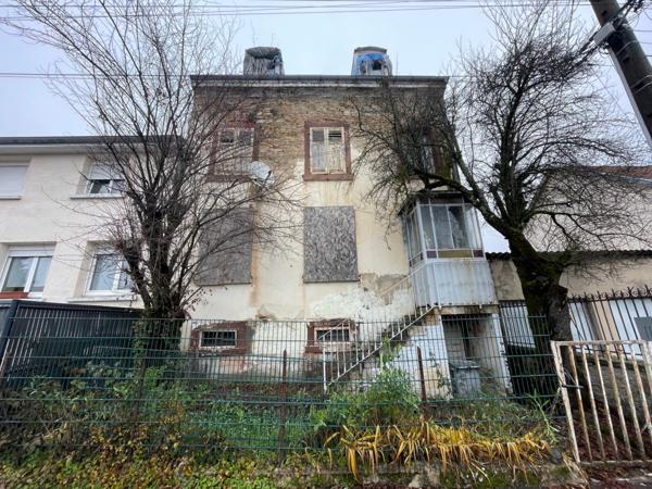 Maison F7 à rénover entièrement avec son terrain