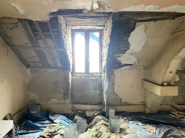 Maison F7 à rénover entièrement avec son terrain