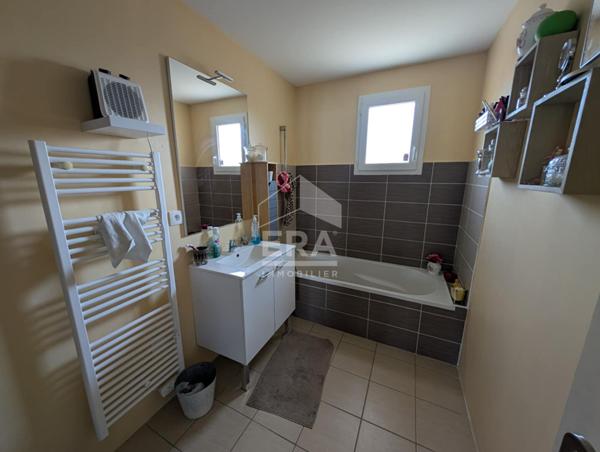 Maison à vendre de plain pied à 5 minutes de Saint Seurin sur l'Isle 5 pièces 80 m2