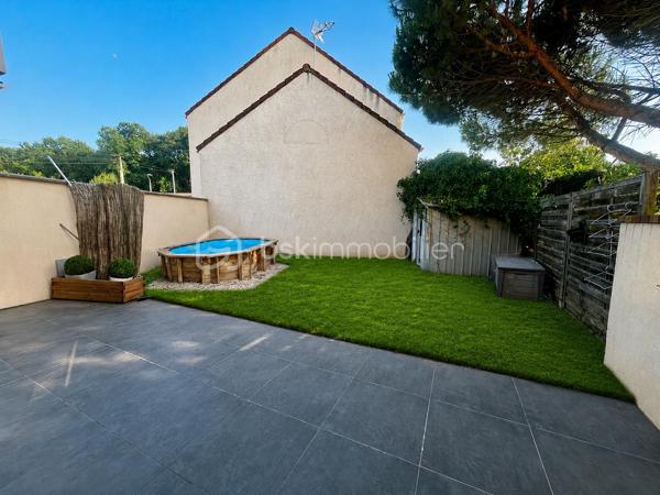 À Vert-Saint-Denis, dans un environnement calme et en bout d’impasse, cette maison familiale d’environ 96 m² saura vous séduire par sa fonctionnalité. Elle bénéficie d’un emplacement privilégié, proche de toutes les commodités : écoles, commerces, transports, accès rapides aux axes principaux et à la forêt.

Elle dispose d’une entrée, d’un WC, d’une cuisine équipée et aménagée, ainsi que d’un séjour donnant accès à la terrasse et au jardin.

À l’étage, la partie nuit se compose de trois chambres confortables avec placards, pensées pour accueillir une famille, ainsi que d’une salle de bain avec WC.

Les combles ont été entièrement aménagés et offrent une véritable quatrième chambre, pouvant également faire office de suite parentale, bureau ou espace indépendant. Ce niveau dispose en complément de sa propre salle de bain avec WC, apportant un confort supplémentaire très appréciable.

Un garage attenant et plusieurs places de parking complètent ce bien, apportant praticité et espace de rangement supplémentaire.

Pour votre confort, cette maison dispose d’une chaudière récente et de la climatisation réversible. Très bonne isolation, DPE C.

Une visite s’impose