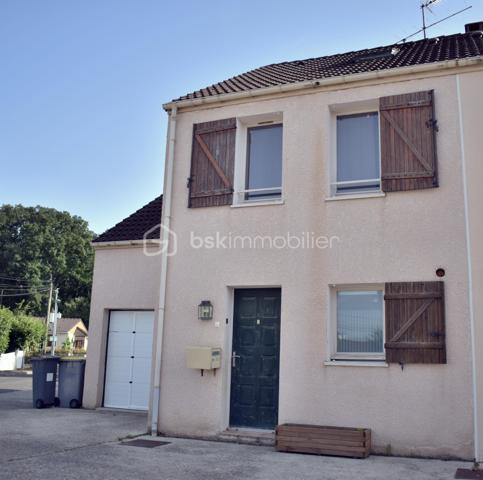 À Vert-Saint-Denis, dans un environnement calme et en bout d’impasse, cette maison familiale d’environ 96 m² saura vous séduire par sa fonctionnalité. Elle bénéficie d’un emplacement privilégié, proche de toutes les commodités : écoles, commerces, transports, accès rapides aux axes principaux et à la forêt.

Elle dispose d’une entrée, d’un WC, d’une cuisine équipée et aménagée, ainsi que d’un séjour donnant accès à la terrasse et au jardin.

À l’étage, la partie nuit se compose de trois chambres confortables avec placards, pensées pour accueillir une famille, ainsi que d’une salle de bain avec WC.

Les combles ont été entièrement aménagés et offrent une véritable quatrième chambre, pouvant également faire office de suite parentale, bureau ou espace indépendant. Ce niveau dispose en complément de sa propre salle de bain avec WC, apportant un confort supplémentaire très appréciable.

Un garage attenant et plusieurs places de parking complètent ce bien, apportant praticité et espace de rangement supplémentaire.

Pour votre confort, cette maison dispose d’une chaudière récente et de la climatisation réversible. Très bonne isolation, DPE C.

Une visite s’impose