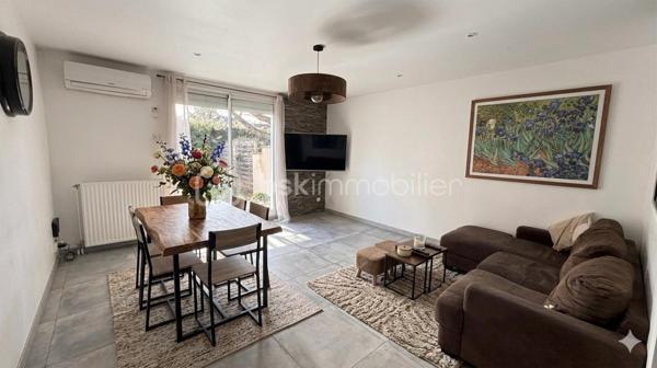 À Vert-Saint-Denis, dans un environnement calme et en bout d’impasse, cette maison familiale d’environ 96 m² saura vous séduire par sa fonctionnalité. Elle bénéficie d’un emplacement privilégié, proche de toutes les commodités : écoles, commerces, transports, accès rapides aux axes principaux et à la forêt.

Elle dispose d’une entrée, d’un WC, d’une cuisine équipée et aménagée, ainsi que d’un séjour donnant accès à la terrasse et au jardin.

À l’étage, la partie nuit se compose de trois chambres confortables avec placards, pensées pour accueillir une famille, ainsi que d’une salle de bain avec WC.

Les combles ont été entièrement aménagés et offrent une véritable quatrième chambre, pouvant également faire office de suite parentale, bureau ou espace indépendant. Ce niveau dispose en complément de sa propre salle de bain avec WC, apportant un confort supplémentaire très appréciable.

Un garage attenant et plusieurs places de parking complètent ce bien, apportant praticité et espace de rangement supplémentaire.

Pour votre confort, cette maison dispose d’une chaudière récente et de la climatisation réversible. Très bonne isolation, DPE C.

Une visite s’impose
