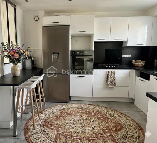 À Vert-Saint-Denis, dans un environnement calme et en bout d’impasse, cette maison familiale d’environ 96 m² saura vous séduire par sa fonctionnalité. Elle bénéficie d’un emplacement privilégié, proche de toutes les commodités : écoles, commerces, transports, accès rapides aux axes principaux et à la forêt.

Elle dispose d’une entrée, d’un WC, d’une cuisine équipée et aménagée, ainsi que d’un séjour donnant accès à la terrasse et au jardin.

À l’étage, la partie nuit se compose de trois chambres confortables avec placards, pensées pour accueillir une famille, ainsi que d’une salle de bain avec WC.

Les combles ont été entièrement aménagés et offrent une véritable quatrième chambre, pouvant également faire office de suite parentale, bureau ou espace indépendant. Ce niveau dispose en complément de sa propre salle de bain avec WC, apportant un confort supplémentaire très appréciable.

Un garage attenant et plusieurs places de parking complètent ce bien, apportant praticité et espace de rangement supplémentaire.

Pour votre confort, cette maison dispose d’une chaudière récente et de la climatisation réversible. Très bonne isolation, DPE C.

Une visite s’impose