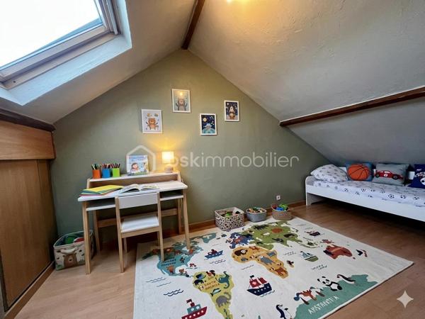 À Vert-Saint-Denis, dans un environnement calme et en bout d’impasse, cette maison familiale d’environ 96 m² saura vous séduire par sa fonctionnalité. Elle bénéficie d’un emplacement privilégié, proche de toutes les commodités : écoles, commerces, transports, accès rapides aux axes principaux et à la forêt.

Elle dispose d’une entrée, d’un WC, d’une cuisine équipée et aménagée, ainsi que d’un séjour donnant accès à la terrasse et au jardin.

À l’étage, la partie nuit se compose de trois chambres confortables avec placards, pensées pour accueillir une famille, ainsi que d’une salle de bain avec WC.

Les combles ont été entièrement aménagés et offrent une véritable quatrième chambre, pouvant également faire office de suite parentale, bureau ou espace indépendant. Ce niveau dispose en complément de sa propre salle de bain avec WC, apportant un confort supplémentaire très appréciable.

Un garage attenant et plusieurs places de parking complètent ce bien, apportant praticité et espace de rangement supplémentaire.

Pour votre confort, cette maison dispose d’une chaudière récente et de la climatisation réversible. Très bonne isolation, DPE C.

Une visite s’impose