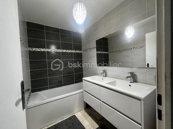 À Vert-Saint-Denis, dans un environnement calme et en bout d’impasse, cette maison familiale d’environ 96 m² saura vous séduire par sa fonctionnalité. Elle bénéficie d’un emplacement privilégié, proche de toutes les commodités : écoles, commerces, transports, accès rapides aux axes principaux et à la forêt.

Elle dispose d’une entrée, d’un WC, d’une cuisine équipée et aménagée, ainsi que d’un séjour donnant accès à la terrasse et au jardin.

À l’étage, la partie nuit se compose de trois chambres confortables avec placards, pensées pour accueillir une famille, ainsi que d’une salle de bain avec WC.

Les combles ont été entièrement aménagés et offrent une véritable quatrième chambre, pouvant également faire office de suite parentale, bureau ou espace indépendant. Ce niveau dispose en complément de sa propre salle de bain avec WC, apportant un confort supplémentaire très appréciable.

Un garage attenant et plusieurs places de parking complètent ce bien, apportant praticité et espace de rangement supplémentaire.

Pour votre confort, cette maison dispose d’une chaudière récente et de la climatisation réversible. Très bonne isolation, DPE C.

Une visite s’impose