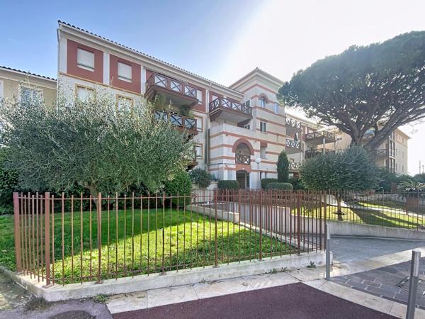 Appartement de 24m² entièrement rénové avec vue exceptionnelle sur le Port de Fréjus