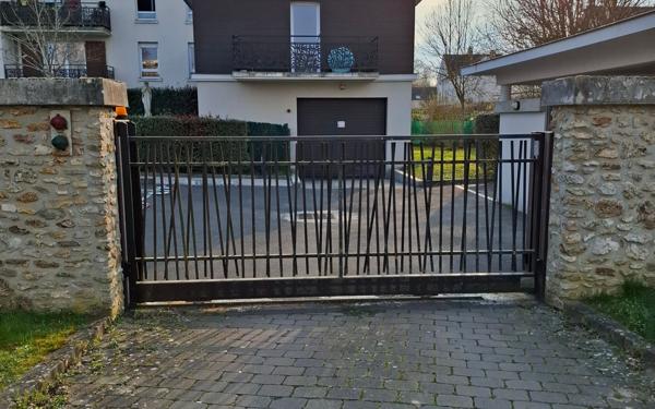 Stationnement à louer    Chessy