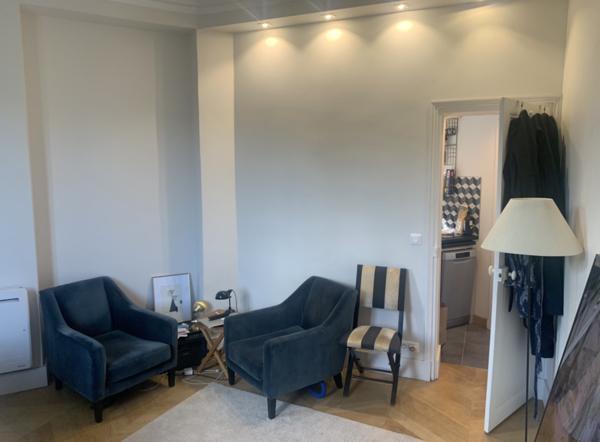 Paris (75010) Haussmanien /grand Studio/Fbg St DENIS