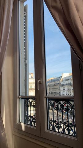 Paris (75010) Haussmanien /grand Studio/Fbg St DENIS