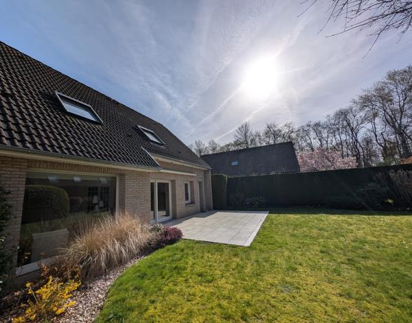 Maison individuelle familiale dans un écrin de verdure.