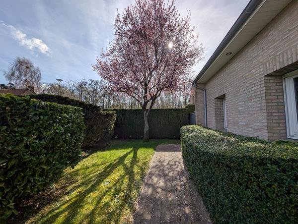 Maison individuelle familiale dans un écrin de verdure.