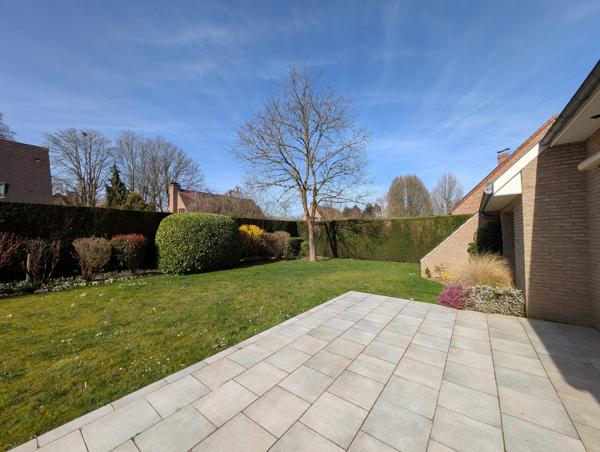 Maison individuelle familiale dans un écrin de verdure.
