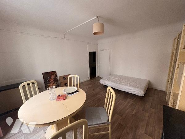 rue J.-P. Timbaud, Paris 11e. T2 de 41,64 m², 2e. Ancien typique, sur cour. DPE F