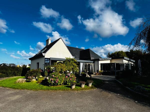Maison spacieuse avec jardin fleuri et piscine intérieure LANDEDA (29)