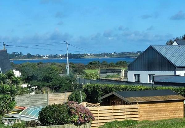 Maison spacieuse avec jardin fleuri et piscine intérieure LANDEDA (29)