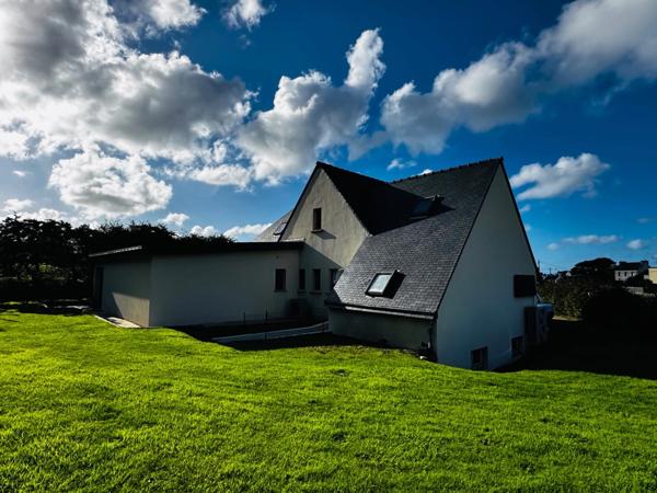 Maison spacieuse avec jardin fleuri et piscine intérieure LANDEDA (29)
